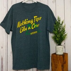 Midwestern Nothing Tips Like a Cow Graphic Shirt L‎